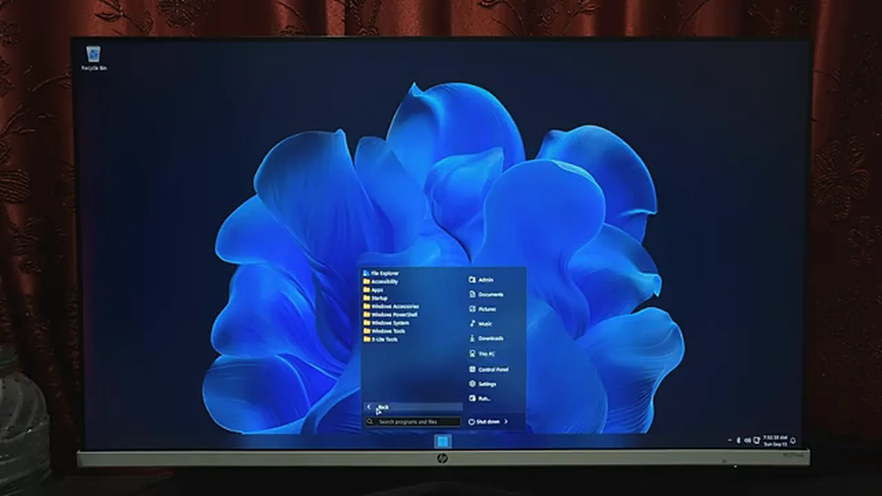 Optimum 11 - the first desktop with its clean classic-style Start menu open