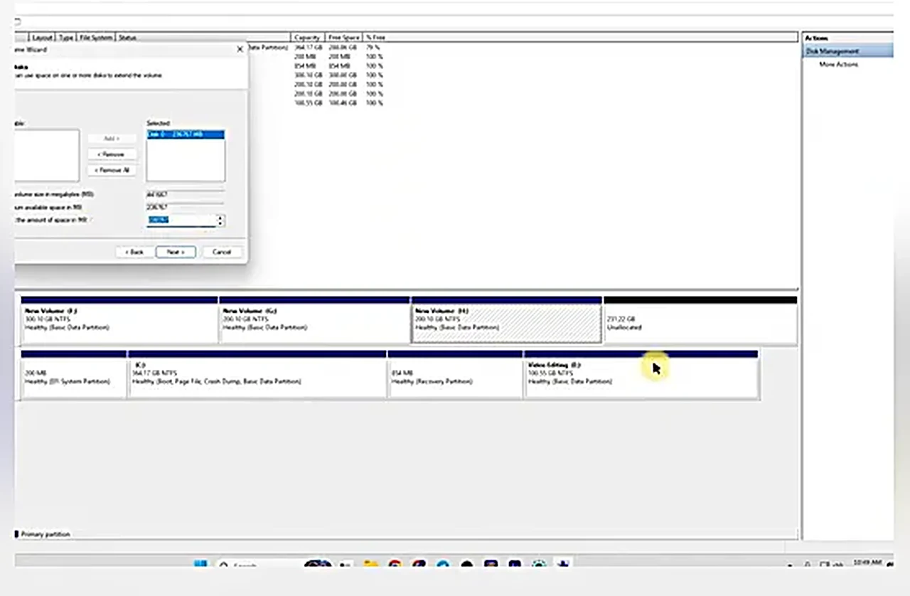 partition hard disk Windows - the New Simple Volume wizard dialog over Disk Management